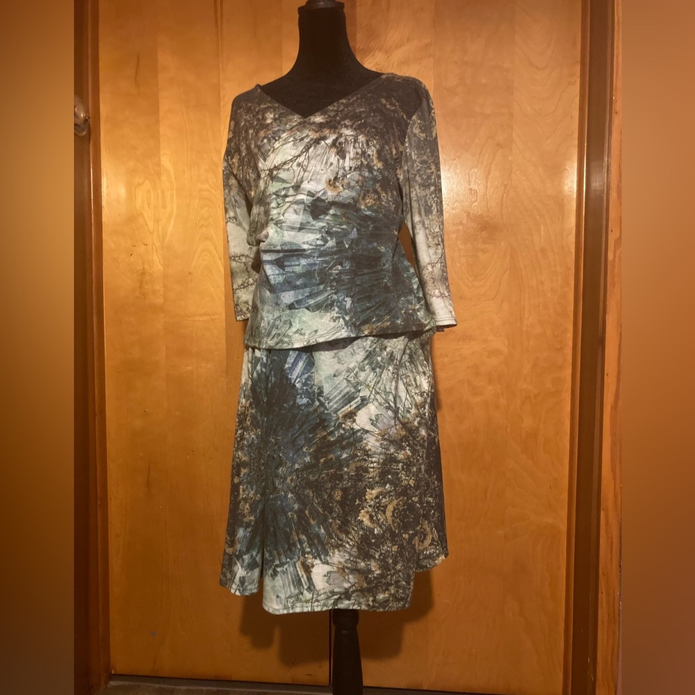 The Pyramid Collection Elegant Abstract Midi Dress in Blue and Green